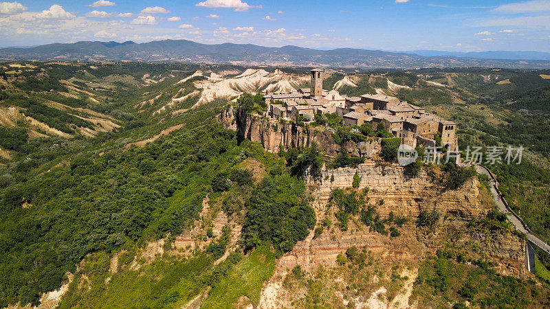 全景鸟瞰图的Civita di Bagnoregio从飞行的无人机周围的中世纪城市，意大利。